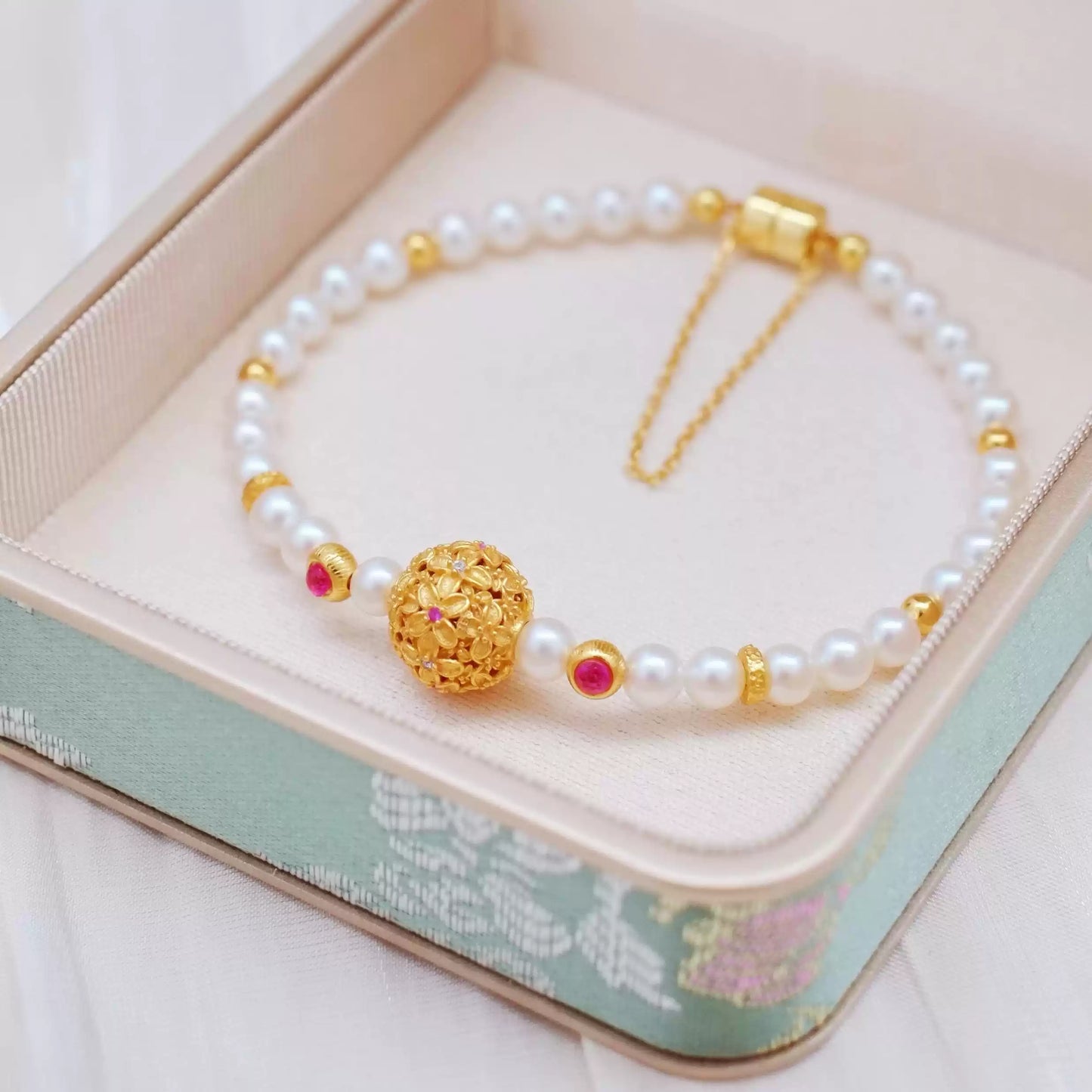 Chinese Style Floral Pearl Bracelet – Hydrangea Inspired Jewelry for Hanfu and Qipao Styling