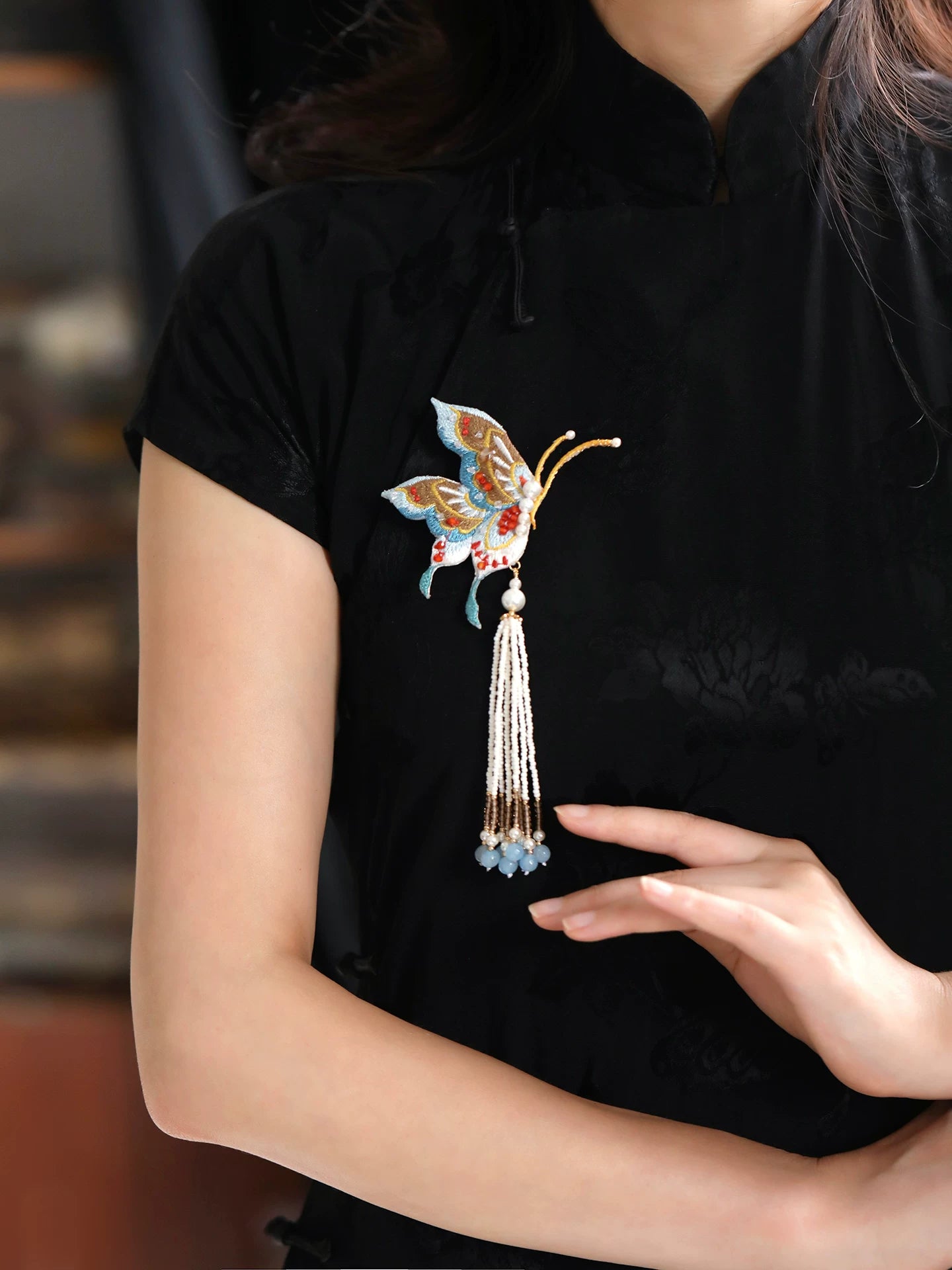 Chinese Tassel Butterfly Brooch – Elegant Retro Lapel Pin for Qipao, Hanfu and Coats
