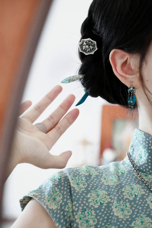 How to Wear a Chinese Hairpin with Modern Outfits