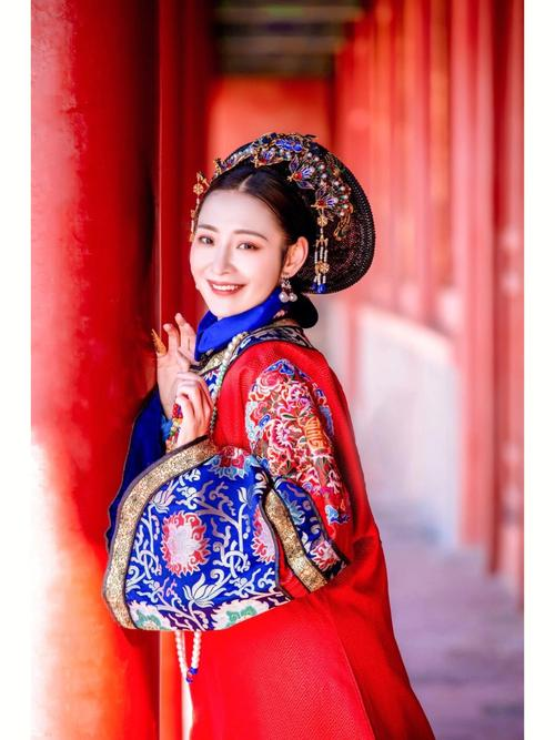 Manchu People: History, Clothing, Language and Living Traditions