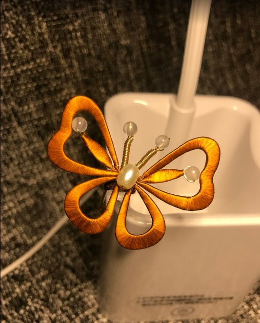 Traditional Chinese Silk Thread Orange Butterfly Hair Clip – Handmade Chanhua Hair Accessory with Freshwater PearlTraditional Chinese Silk Thread Orange Butterfly Hair Clip – Handmade Chanhua Hair Accessory with Freshwater Pearl