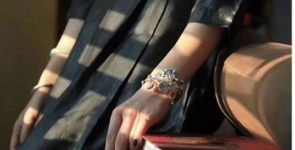 Armband mit gebrochenem Lotusblatt, hohl eingelegtem Hetian Biyu und Lotus-Peng