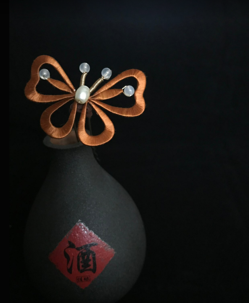 Traditional Chinese Silk Thread Orange Butterfly Hair Clip – Handmade Chanhua Hair Accessory with Freshwater PearlTraditional Chinese Silk Thread Orange Butterfly Hair Clip – Handmade Chanhua Hair Accessory with Freshwater Pearl