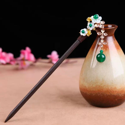 3 weiße Blumen 4 smaragdgrüne Quastenhaarnadel – Holz