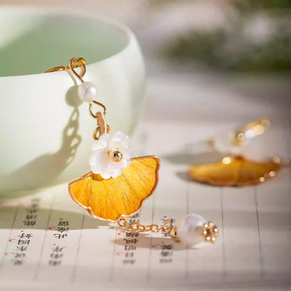 Handgefertigte Ginkgo-Quasten-Ohrringe – Legierung, Muschelblüten & Seidenfaden, traditionelle chinesische Hanfu-Accessoires für Frauen