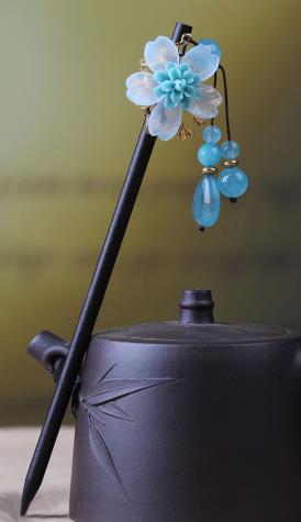 Haarnadel mit blauer Blume, 6 blauen Perlen und Quaste – Holz