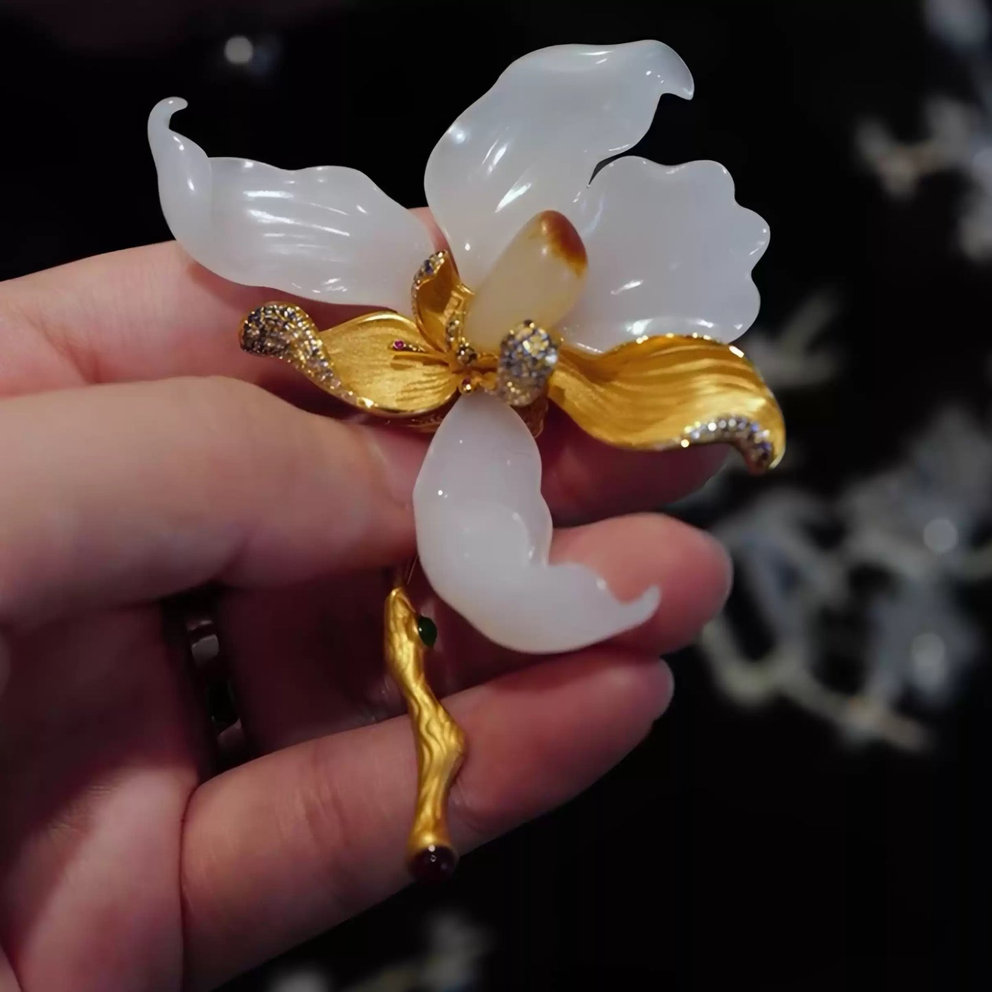 New Chinese Style Magnolia Brooch with Faux Hetian Jade – Luxury Oriental Fashion Accessory