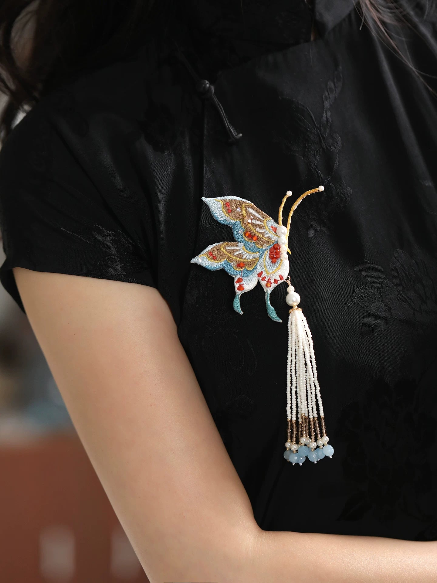 Chinese Tassel Butterfly Brooch – Elegant Retro Lapel Pin for Qipao, Hanfu and Coats