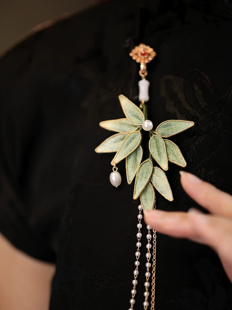 Elegant Chinese Bamboo Leaf Pin – Qipao Pressing Brooch with Tassel Design