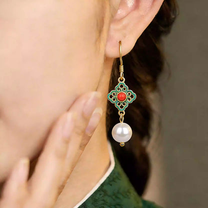 Vergoldete Filigran-Ohrringe mit vierblättrigem Emaille-Kleeblatt und Perlen – Rot-Türkise Akzente, chinesischer Vintage-Stil, elegante baumelnde Ohrringe für Damen