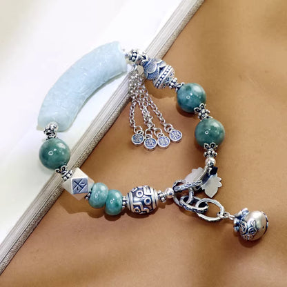 Armband aus gebogener Jaderöhre mit Glücksbeutel und Quasten – Perlen für Wohlstand und Frieden