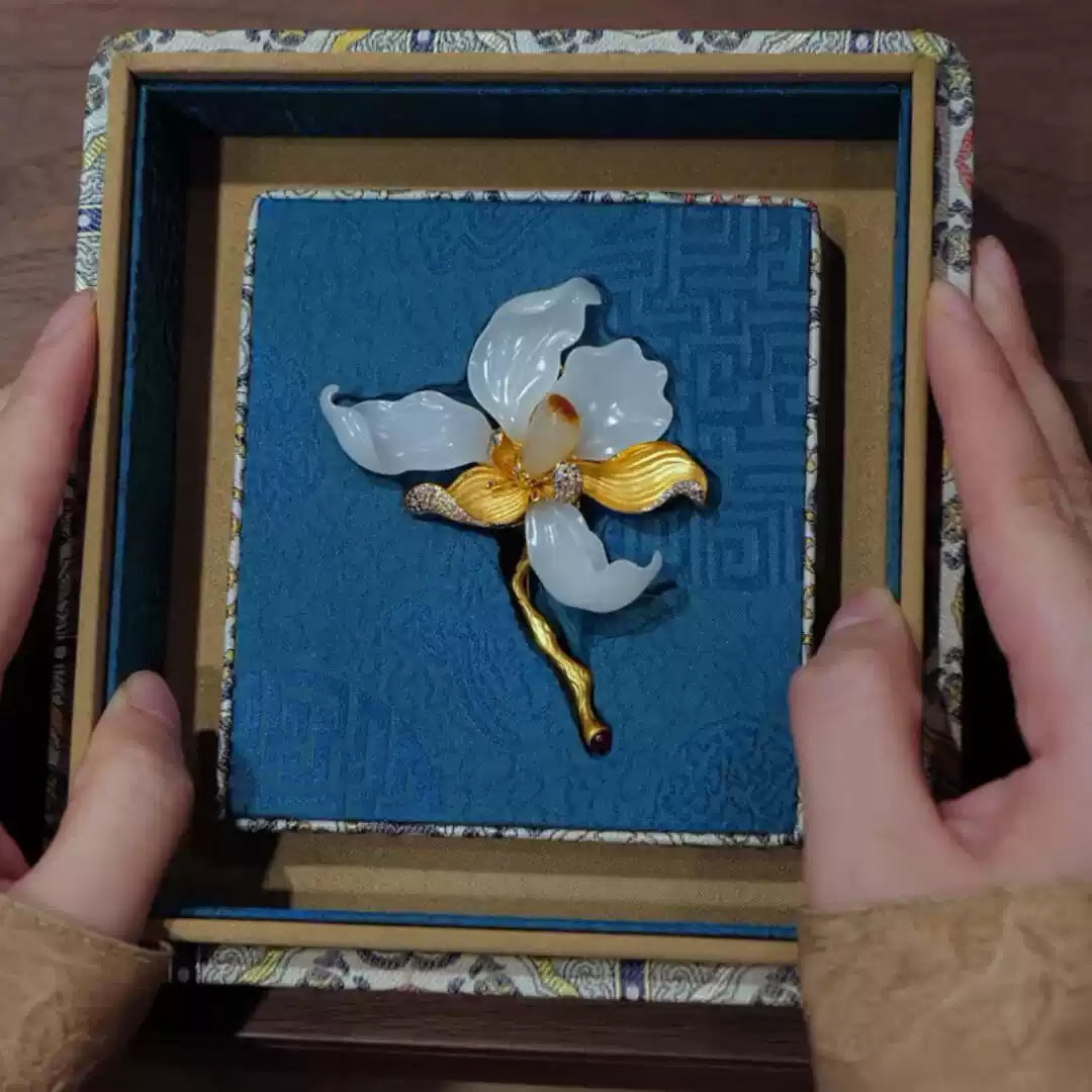 New Chinese Style Magnolia Brooch with Faux Hetian Jade – Luxury Oriental Fashion Accessory