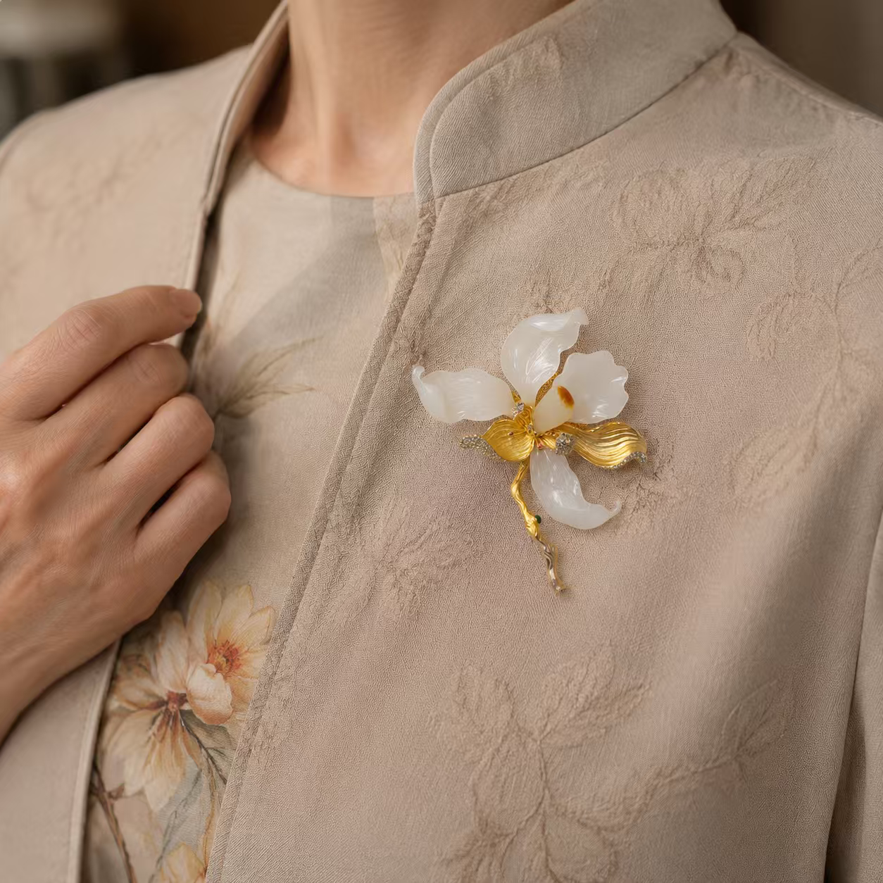 New Chinese Style Magnolia Brooch with Faux Hetian Jade – Luxury Oriental Fashion Accessory