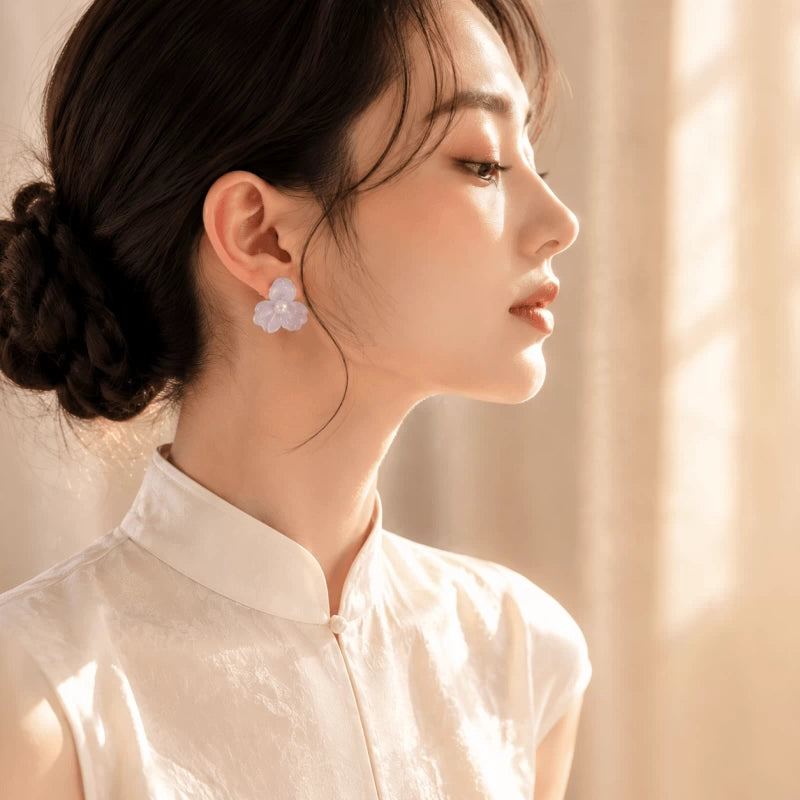 Elegant White Flower Ceramic Stud Earrings – Minimalist Chinese Style Resin Jewelry