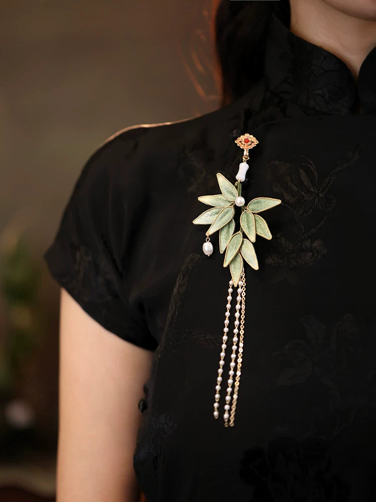 Elegant Chinese Bamboo Leaf Pin – Qipao Pressing Brooch with Tassel Design