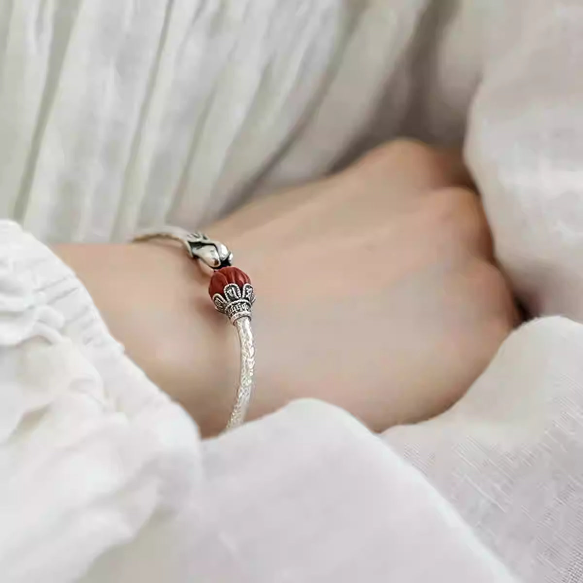 925 Sterling Silber Roter Achat Lotus Armreif – Chinesischer Stil Verstellbarer Offener Armreif für Damen