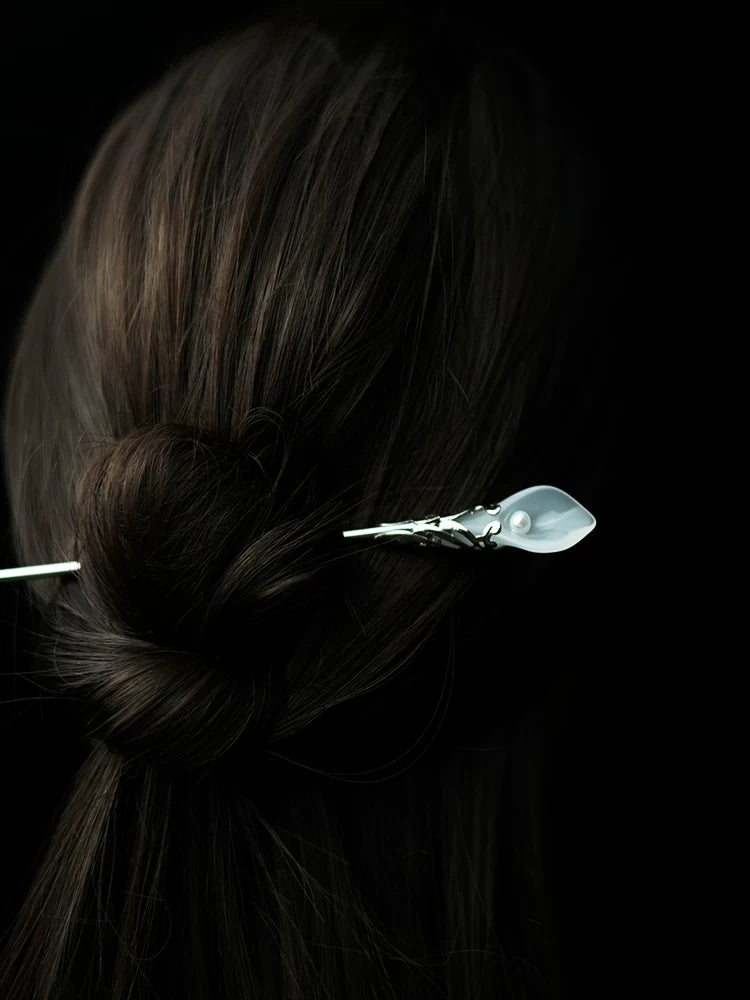 White Calla Lily Pearl Hairpin – New Chinese Style Elegant Silver-Plated Hair Stick（A Pair）