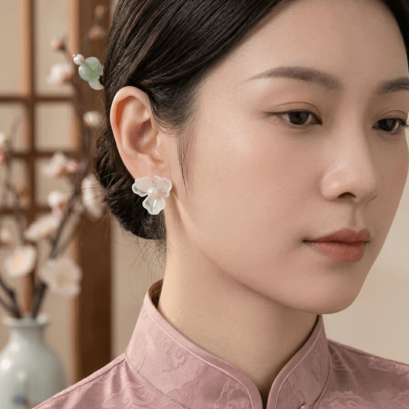 Elegant White Flower Ceramic Stud Earrings – Minimalist Chinese Style Resin Jewelry
