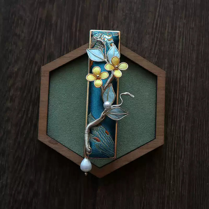 Deep blue osmanthus hair clip displayed vertically with its bead drop