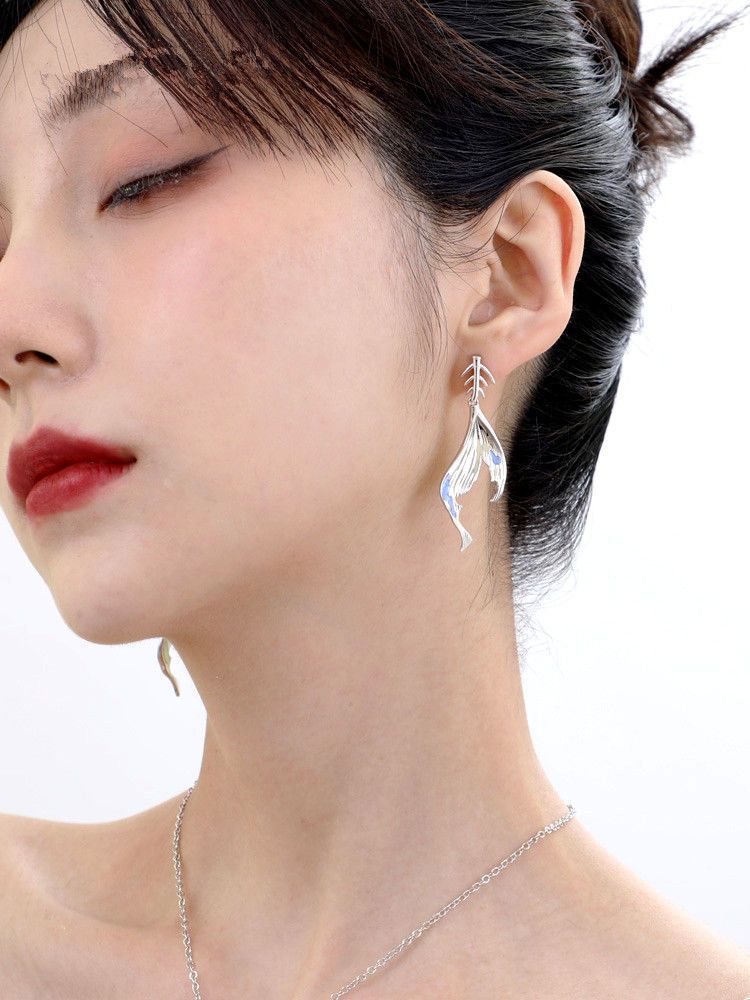 Fishtail fishbone China-Chic silver earrings