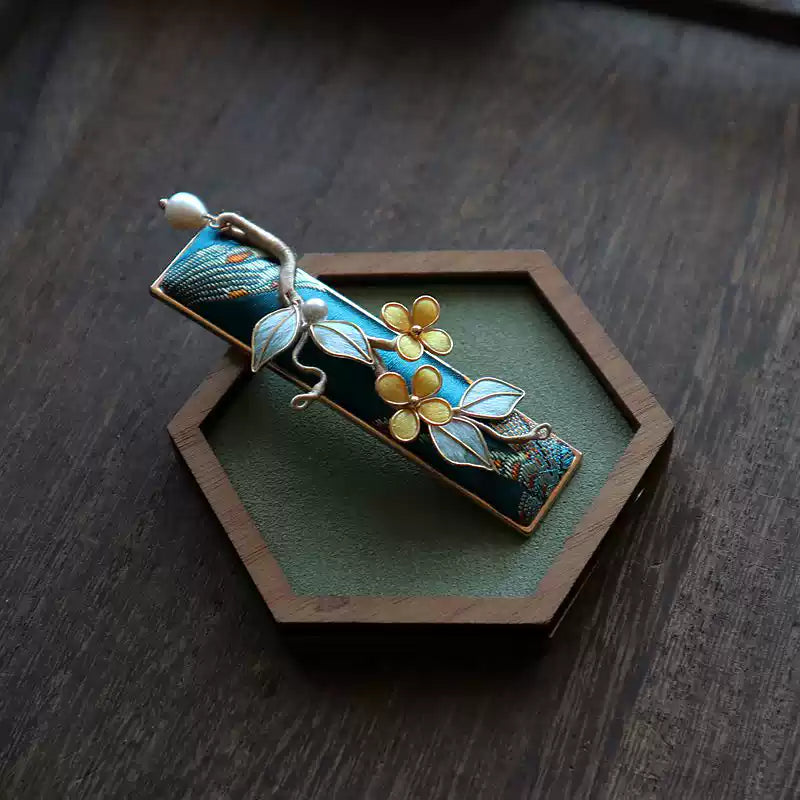 Angled view of the deep blue osmanthus hair clip