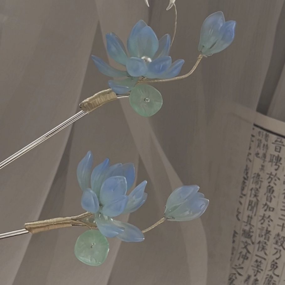 2 lotus flowers and moon hairpin