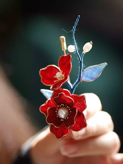 Rote Kamelie Filigranbrosche – Handgemachtes chinesisches Qipao-Accessoire, elegante Perlen-Anstecknadel für Damen