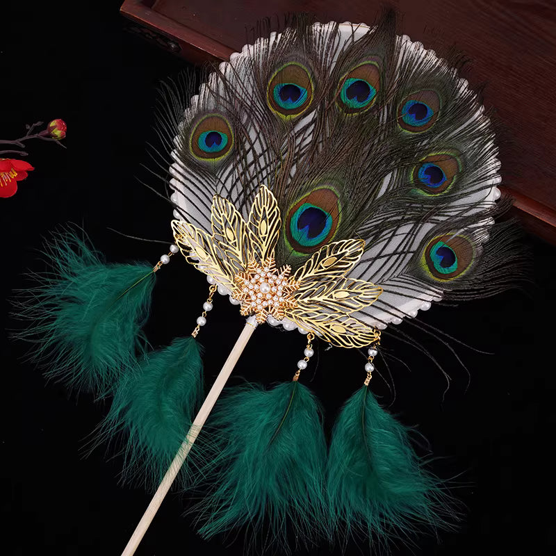 Peacock Feather Round Fan with Long Handle – Vintage Chinese Handheld Fan for Hanfu &amp; Qipao
