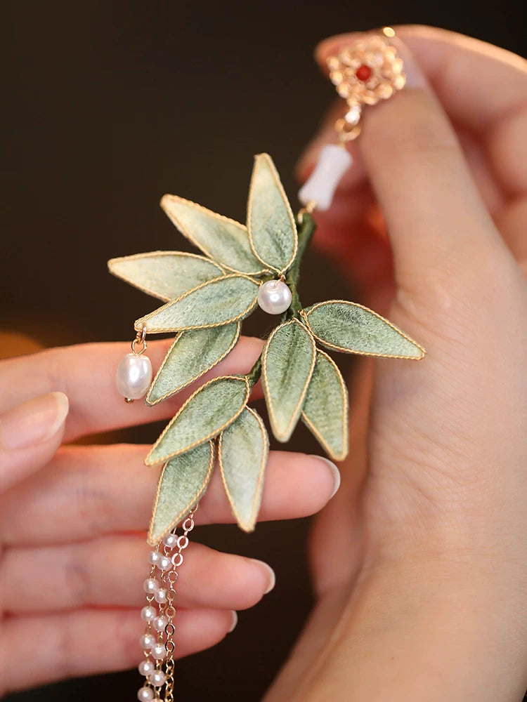 Elegant Chinese Bamboo Leaf Pin – Qipao Pressing Brooch with Tassel Design
