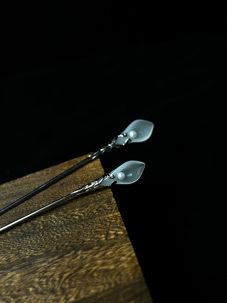 White Calla Lily Pearl Hairpin – New Chinese Style Elegant Silver-Plated Hair Stick（A Pair）