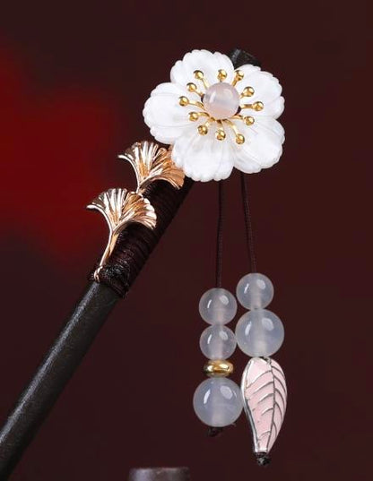 Haarnadel aus Holz mit weißer Blume, 6 Perlen und Blätterquaste