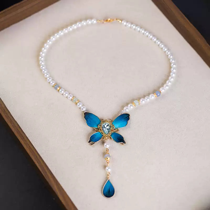 Full 43 cm beaded necklace with a blue butterfly pendant