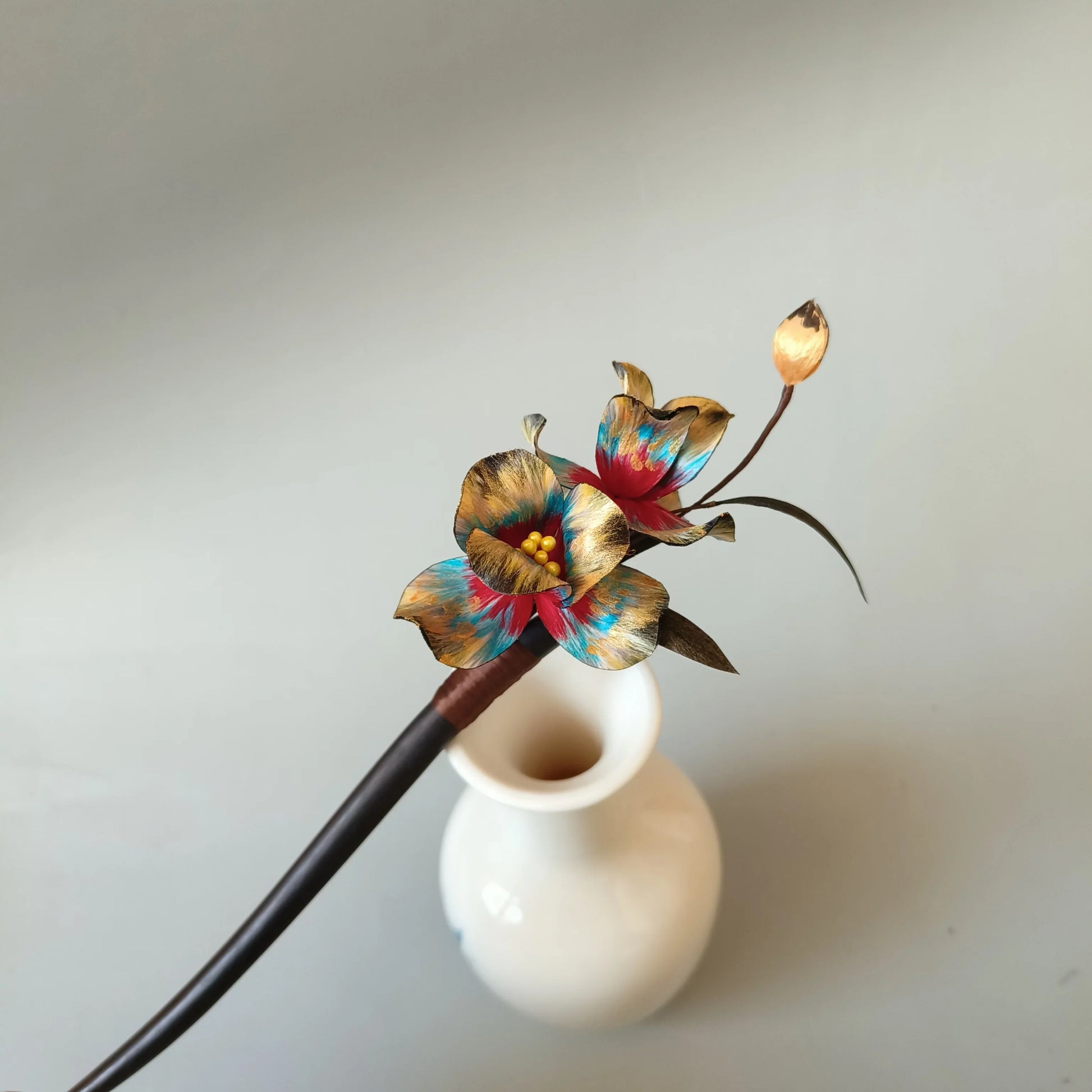 Dunhuang-inspired iris Ronghua floral hairpin