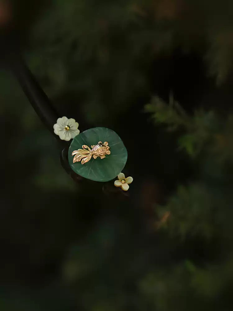 Close-up of the green lotus-leaf motif and gold-tone center