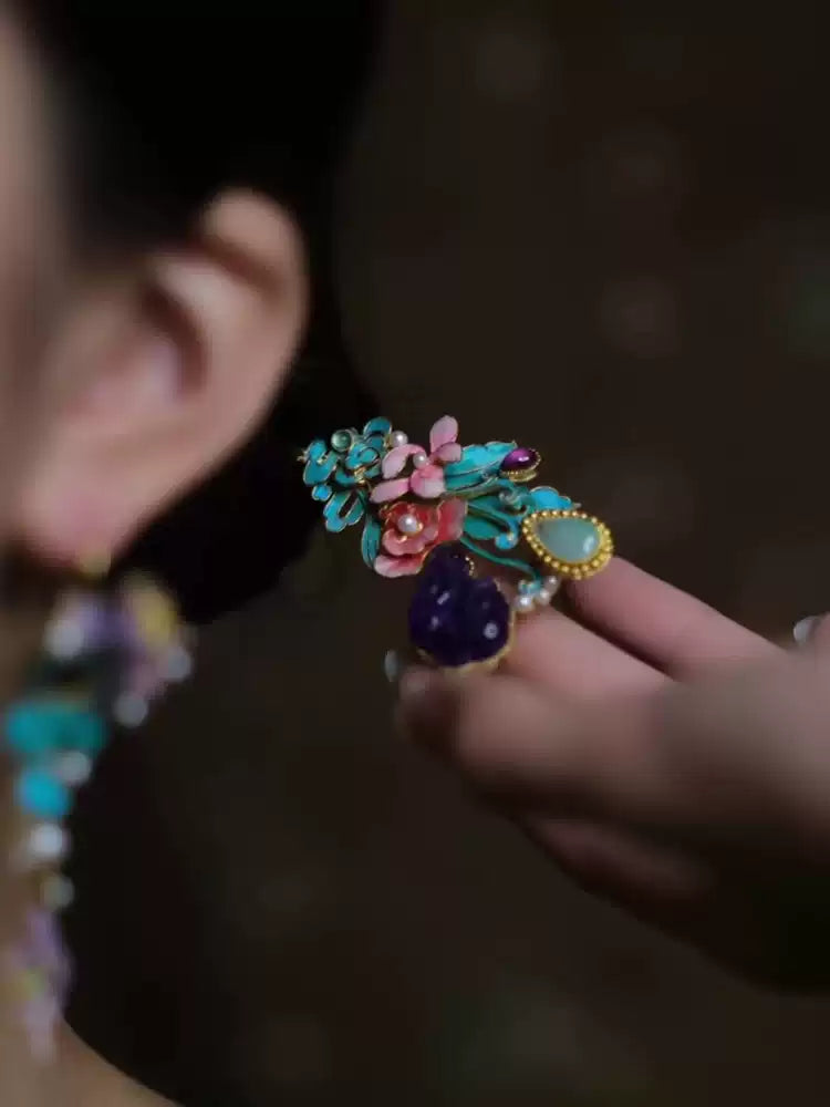 Close-up of the matching lotus hairpin